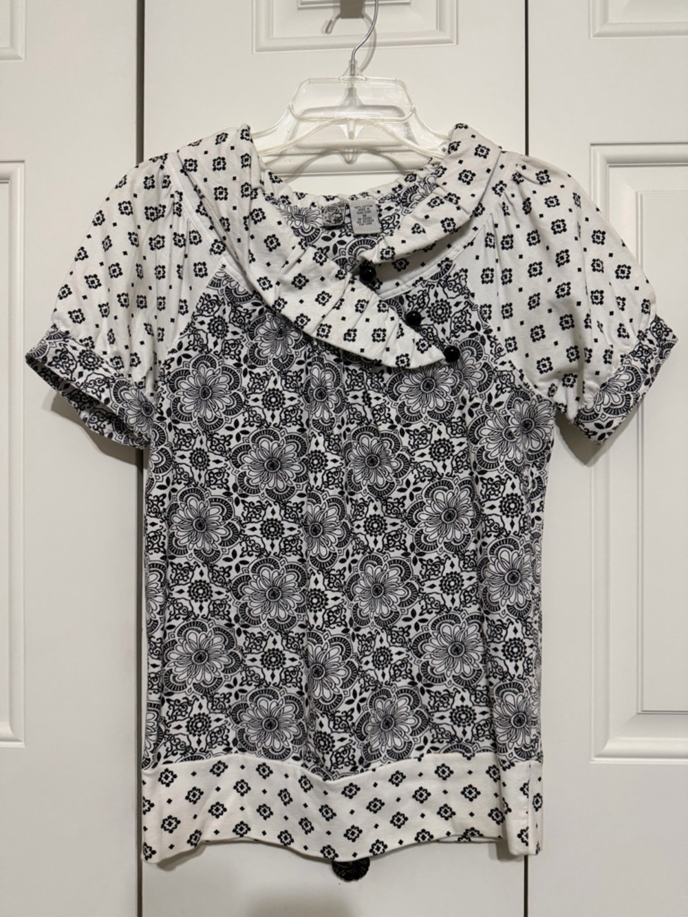 BKE Black & White Floral Mock-Collar Women's Top